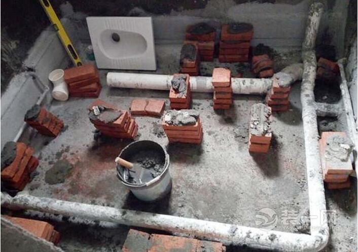 卫生间沉降池泥瓦师傅这样施工